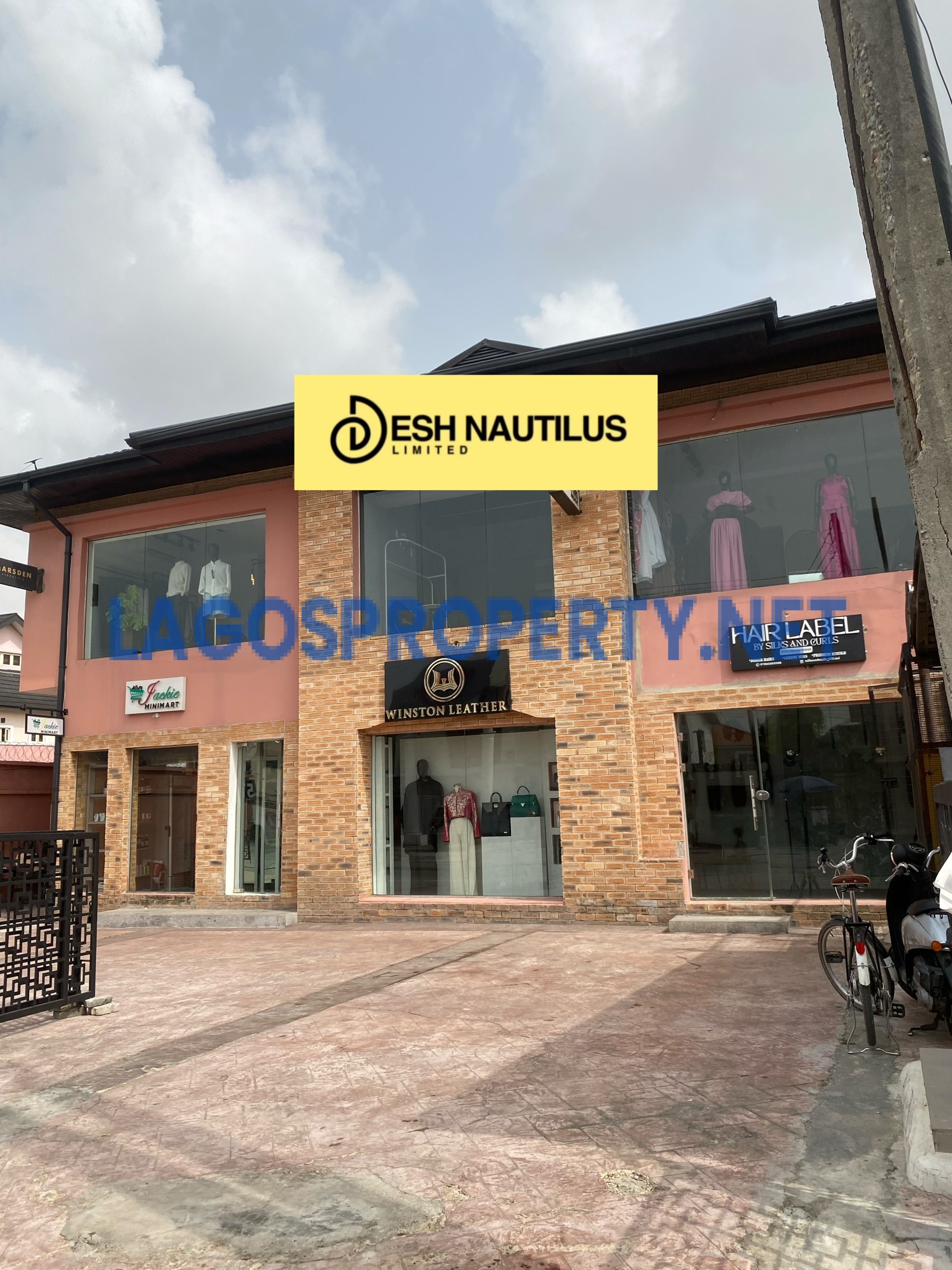 Shop in plaza for rent at Lekki scheme 1